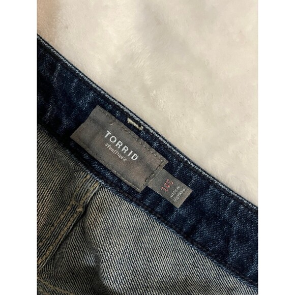 Torrid jeans size 14S buttton closure distressed with hole - Picture 5 of 9